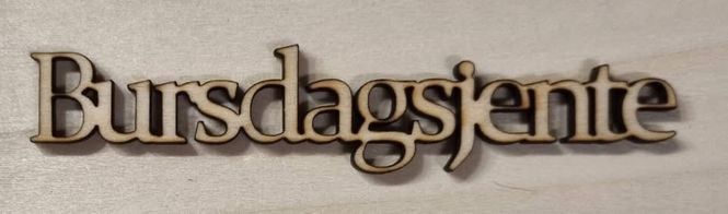 Hovedbilde Bursdagsjente - Scrappehusets egen trepynt - T 83