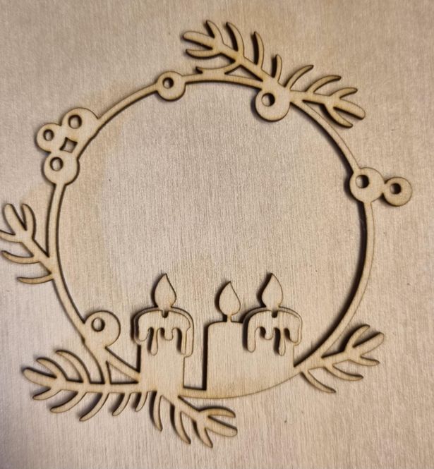 Hovedbilde Julekrans med sløyfe - Scrappehusets egen trepynt ...