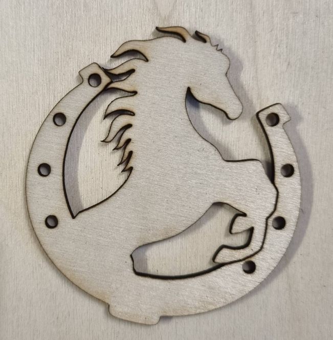 Hovedbilde Hestesko med hest i -Scrappehuset egen trepynt- ...